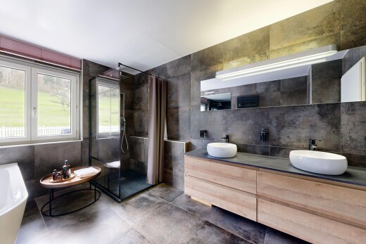 salle de bains avec bain, double vasque, mur en carrelage, tile wall, et inside property