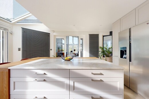 cuisine avec réfrigérateur, light countertops, armoires de style shaker, shaker cabinets, et inside property