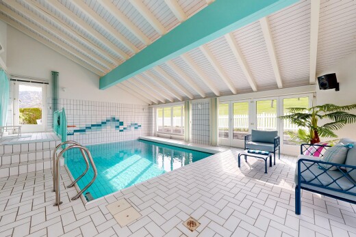 piscine avec piscine, rampe, et télévision