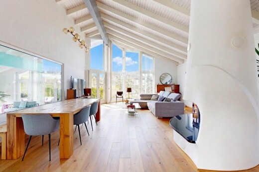 salon / salle à manger avec sol en finition bois, wood finish floor, inside property, télévision, et plafond haut