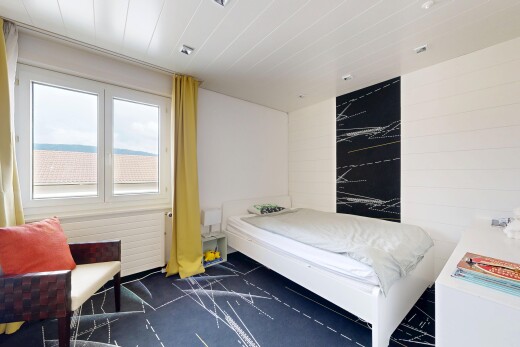 chambre avec inside property, dark floor, natural light, et lumière naturelle