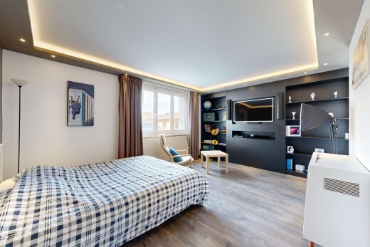 room / bedroom featuring recessed lighting, wood finished floors, and a tray ceiling