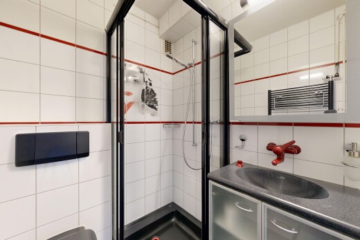cuisine avec mur en carrelage, tile wall, évier, plans de travail, et dark countertops