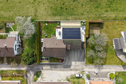 façade avec panneaux solaires et aerial view