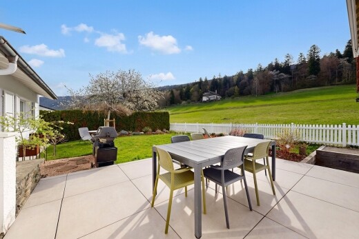 terrasse avec from property, coin repas extérieur, terrasse, pelouse, et clôture