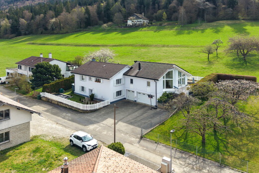 façade avec garage intégré, pelouse, vue rurale, rural view, et allée