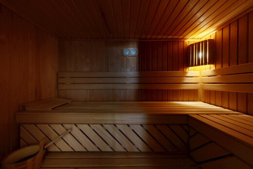 chambre avec sauna, inside property, mur en bois, wood wall, et plafond en bois