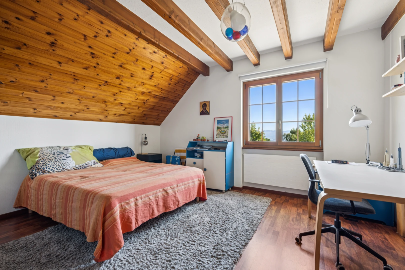 chambre avec espace bureau, day time, pièce supplémentaire, high end ceiling, et plafond à poutres
