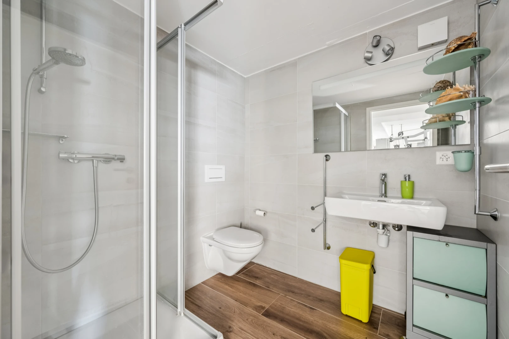 salle de bains avec miroir, salle de bain complète, douche, inside property, et sol en finition bois