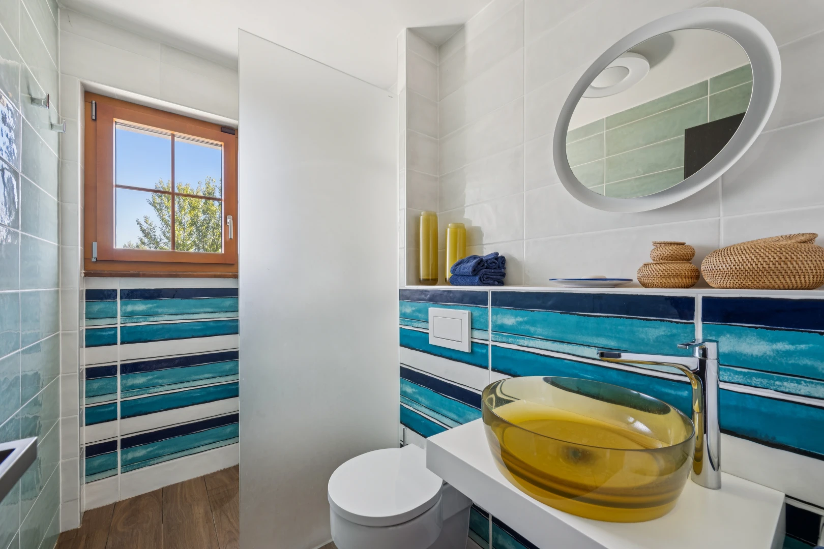salle de bains avec miroir, mur en carrelage, tile wall, évier, et day time