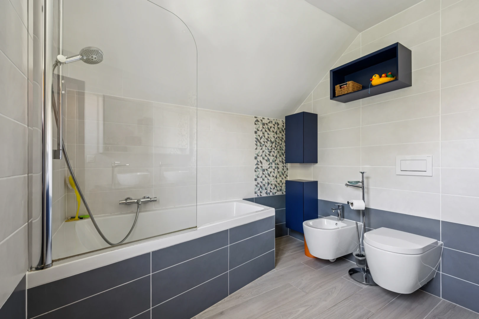 salle de bains avec mur en carrelage, tile wall, salle de bain complète, plafond voûté, et vaulted ceiling