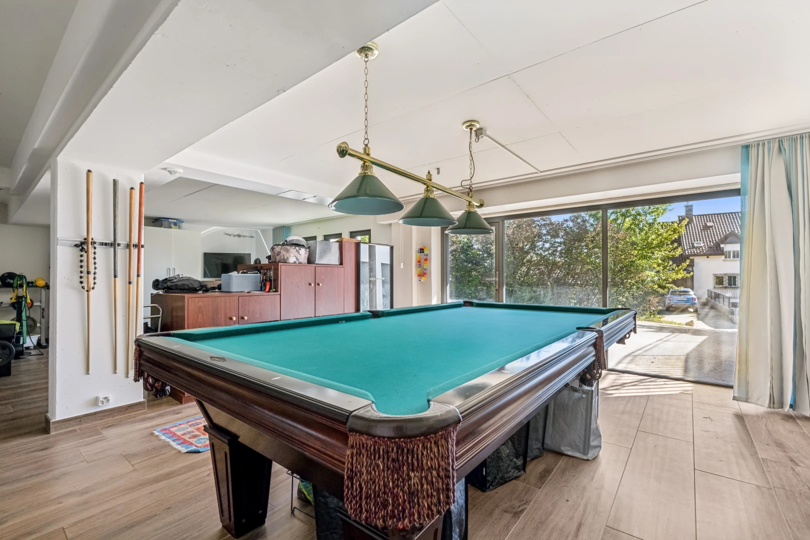 espace intérieur avec billard, sol en finition bois, wood finish floor, accès à l'extérieur, et inside property