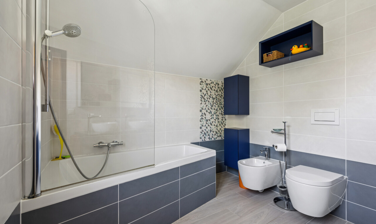 salle de bains avec mur en carrelage, tile wall, salle de bain complète, plafond voûté, et vaulted ceiling