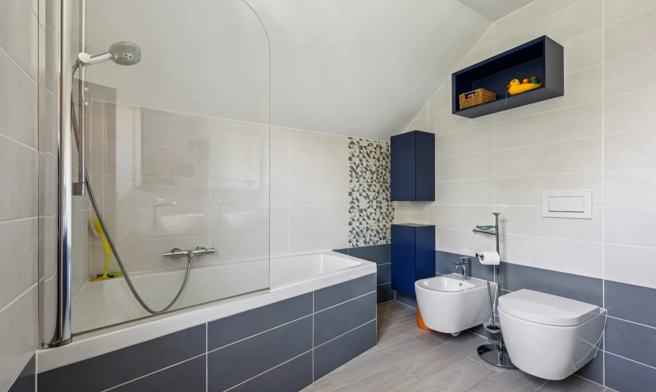 salle de bains avec mur en carrelage, tile wall, salle de bain complète, plafond voûté, et vaulted ceiling
