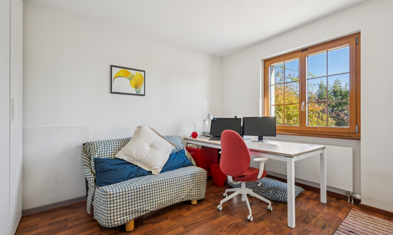bureau avec cloison sèche, drywall, sol en finition bois, wood finish floor, et télévision