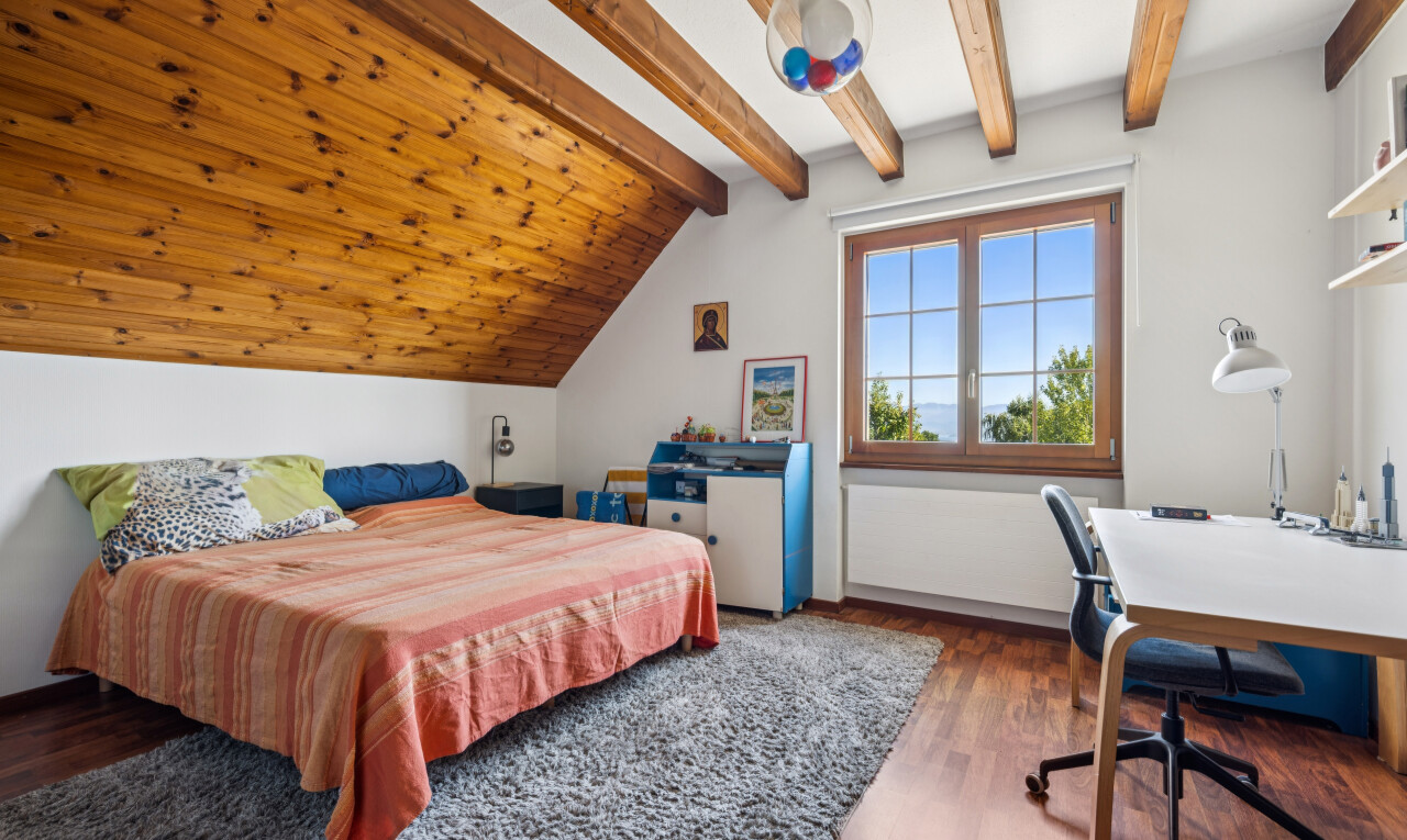 chambre avec espace bureau, day time, pièce supplémentaire, high end ceiling, et plafond à poutres