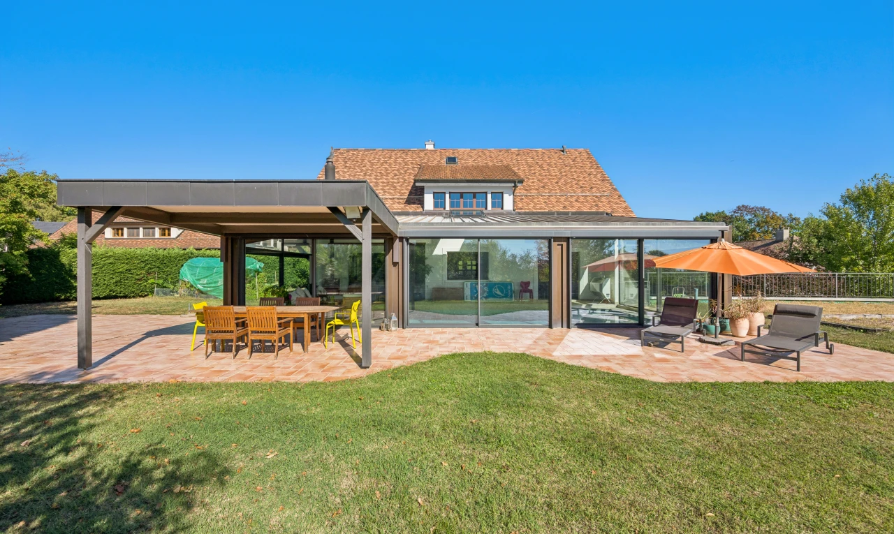 façade avec terrasse, pelouse, day time, from property, et clôture
