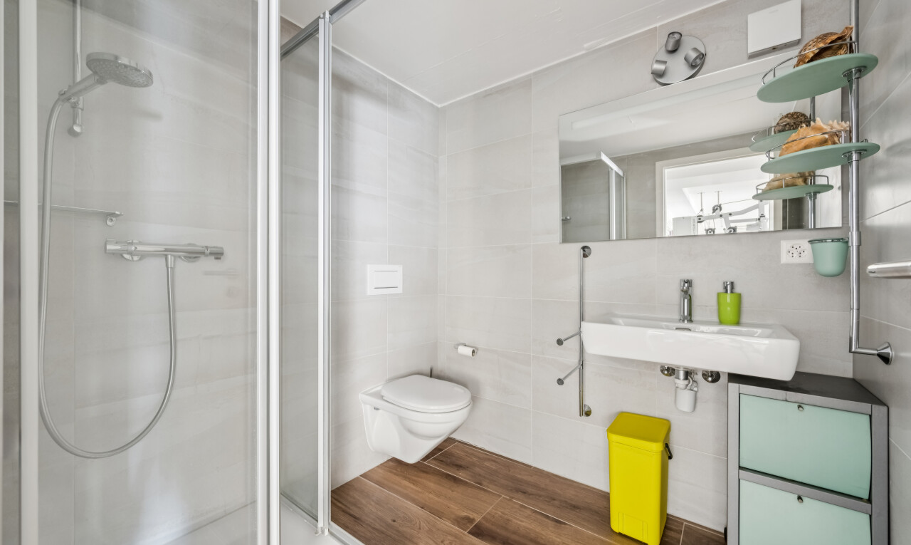 salle de bains avec miroir, salle de bain complète, douche, inside property, et sol en finition bois