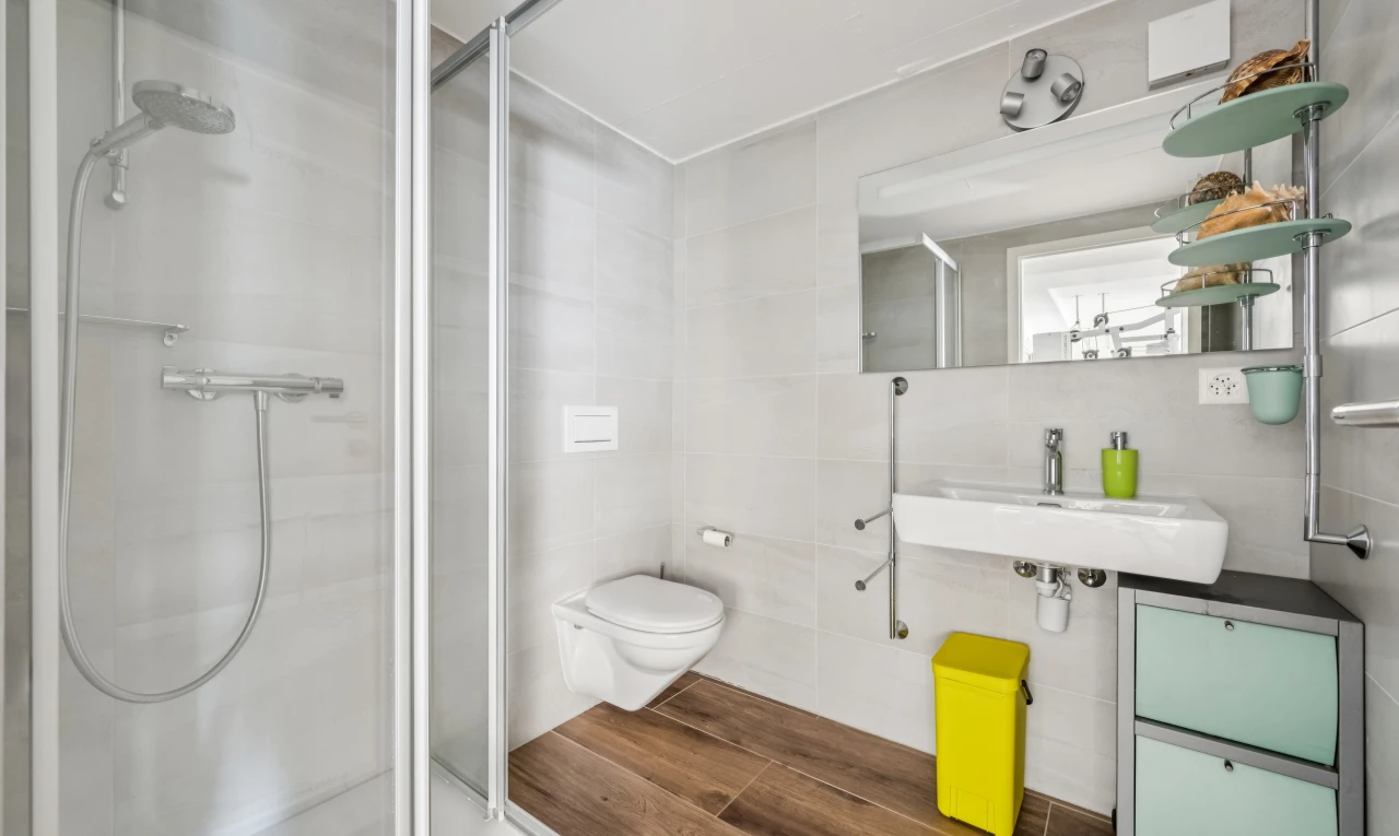 salle de bains avec miroir, salle de bain complète, douche, inside property, et sol en finition bois