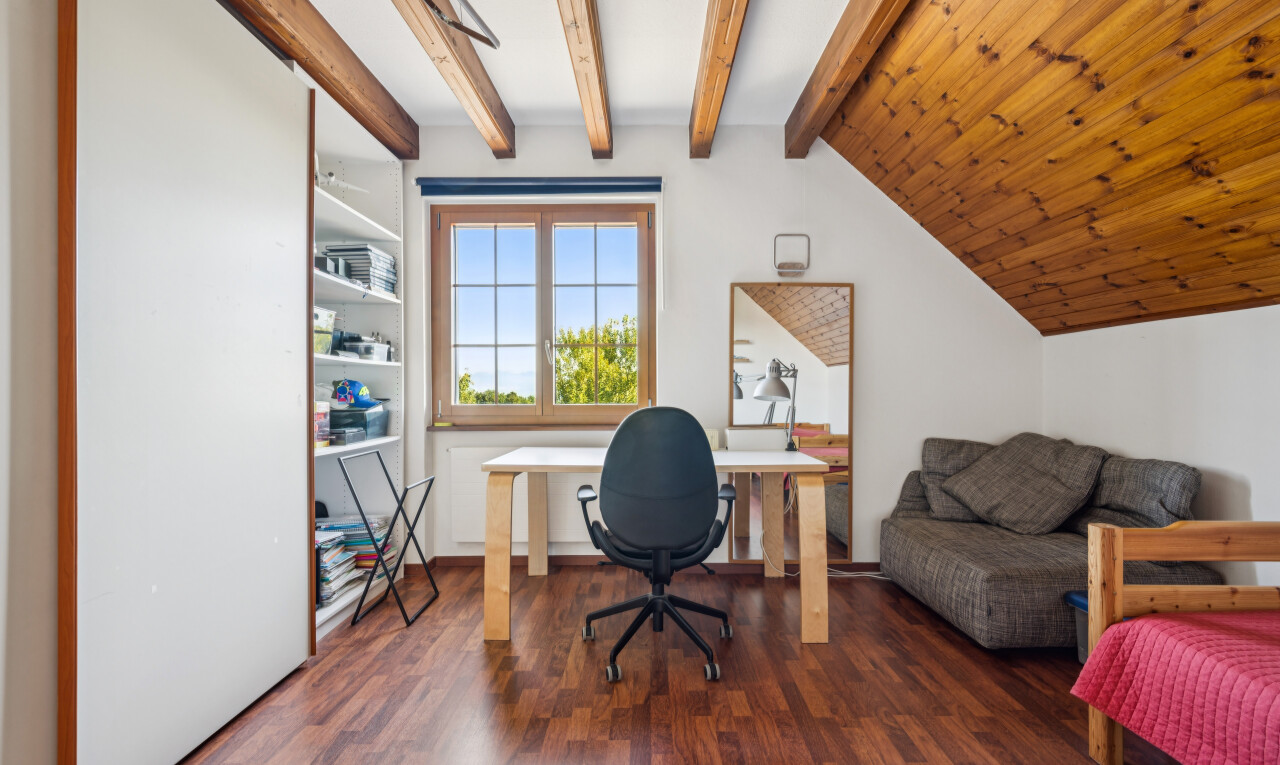 bureau avec day time, high end ceiling, inside property, plafond à poutres, et beamed ceiling