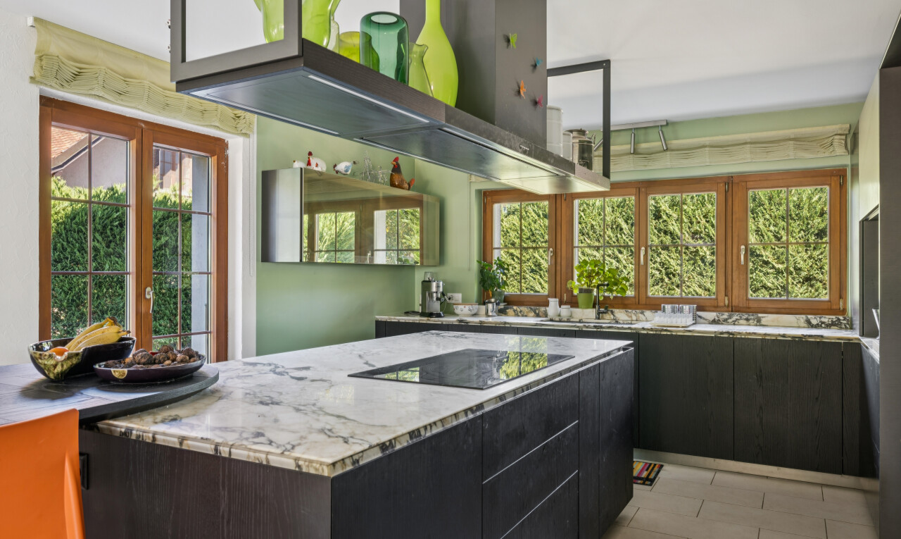 küche mit dunstabzugshaube, light countertops, schränke mit flachen paneelen, flat panel cabinets, und light floor