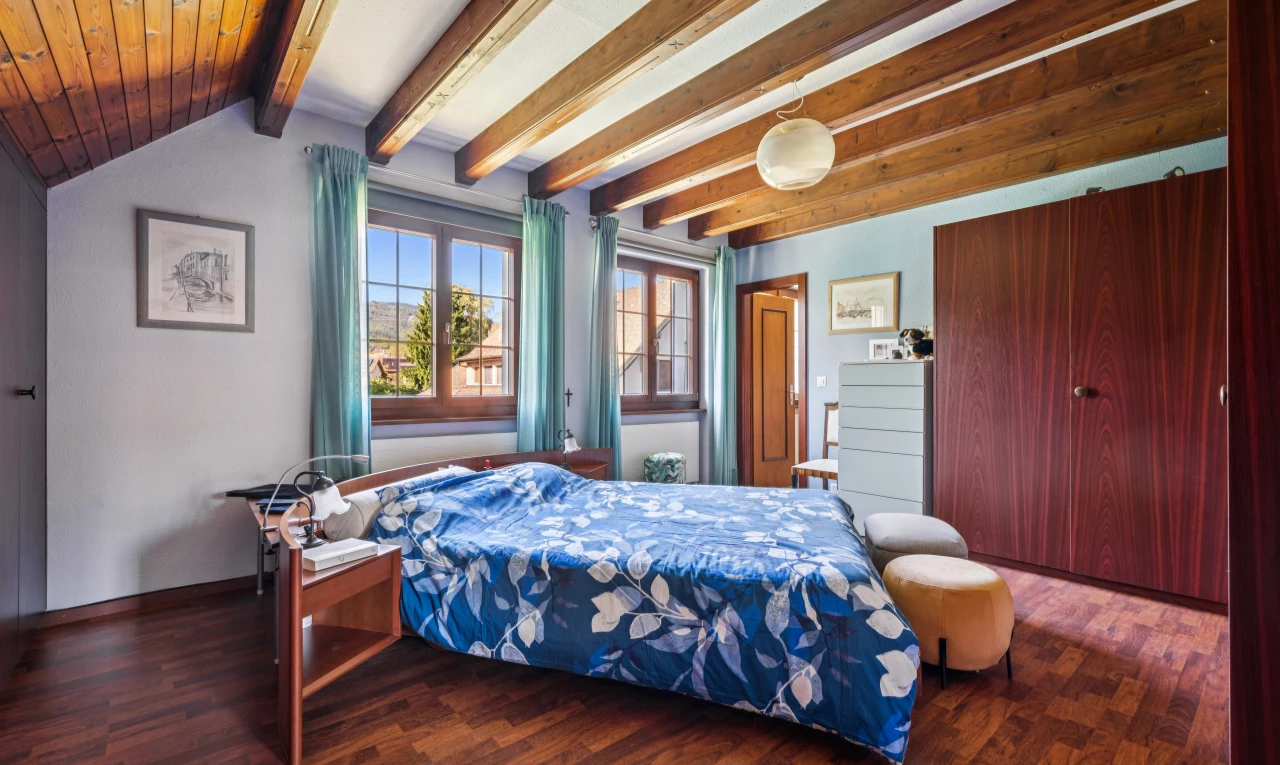 chambre avec placard, high end ceiling, plafond à poutres, beamed ceiling, et cloison sèche