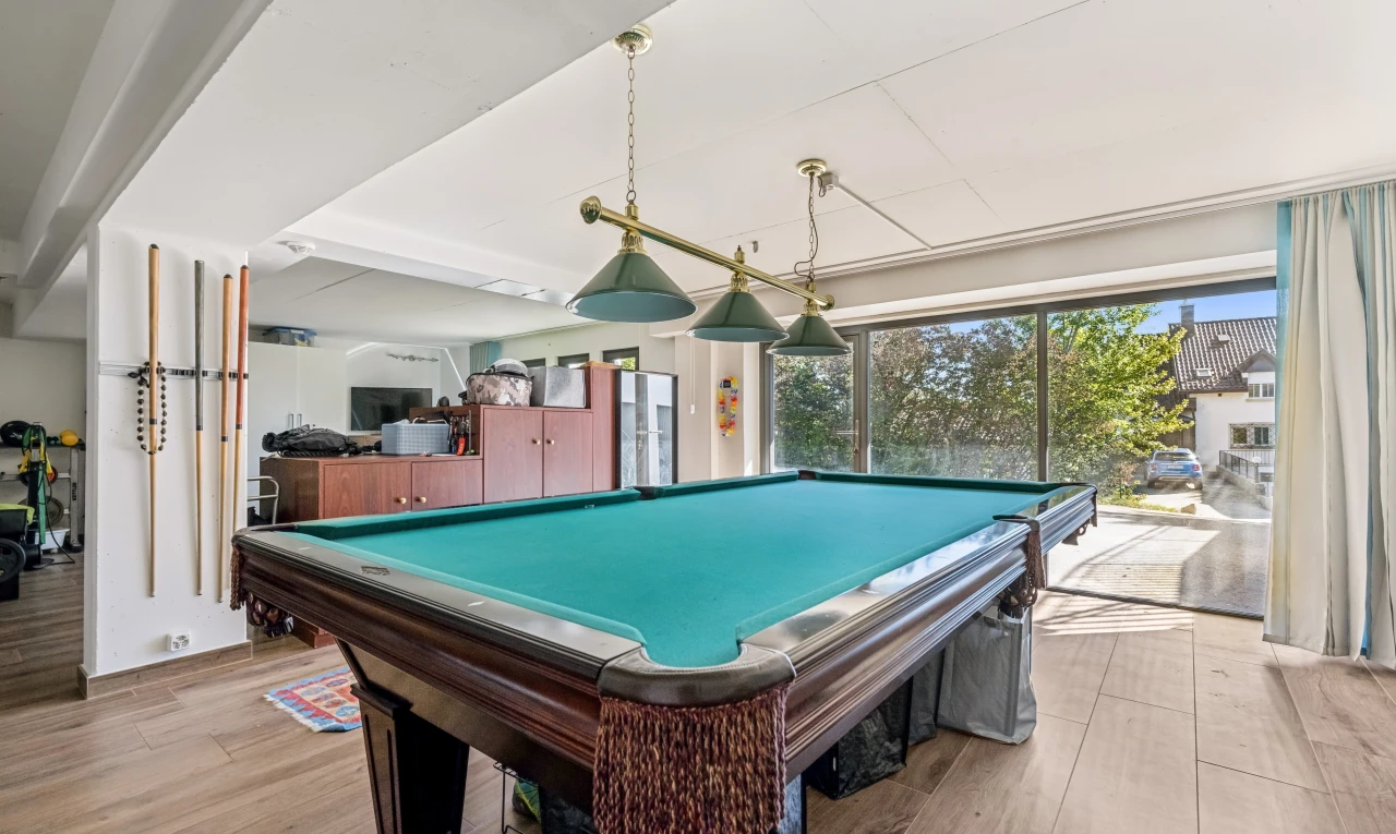 espace intérieur avec billard, sol en finition bois, wood finish floor, accès à l'extérieur, et inside property