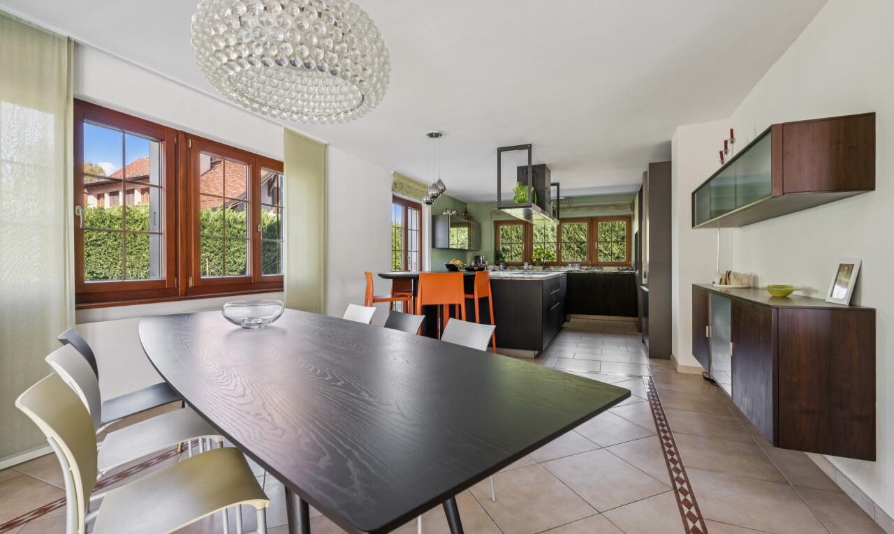 salle à manger avec cloison sèche, drywall, lumière naturelle, sol en carrelage, et tile floor