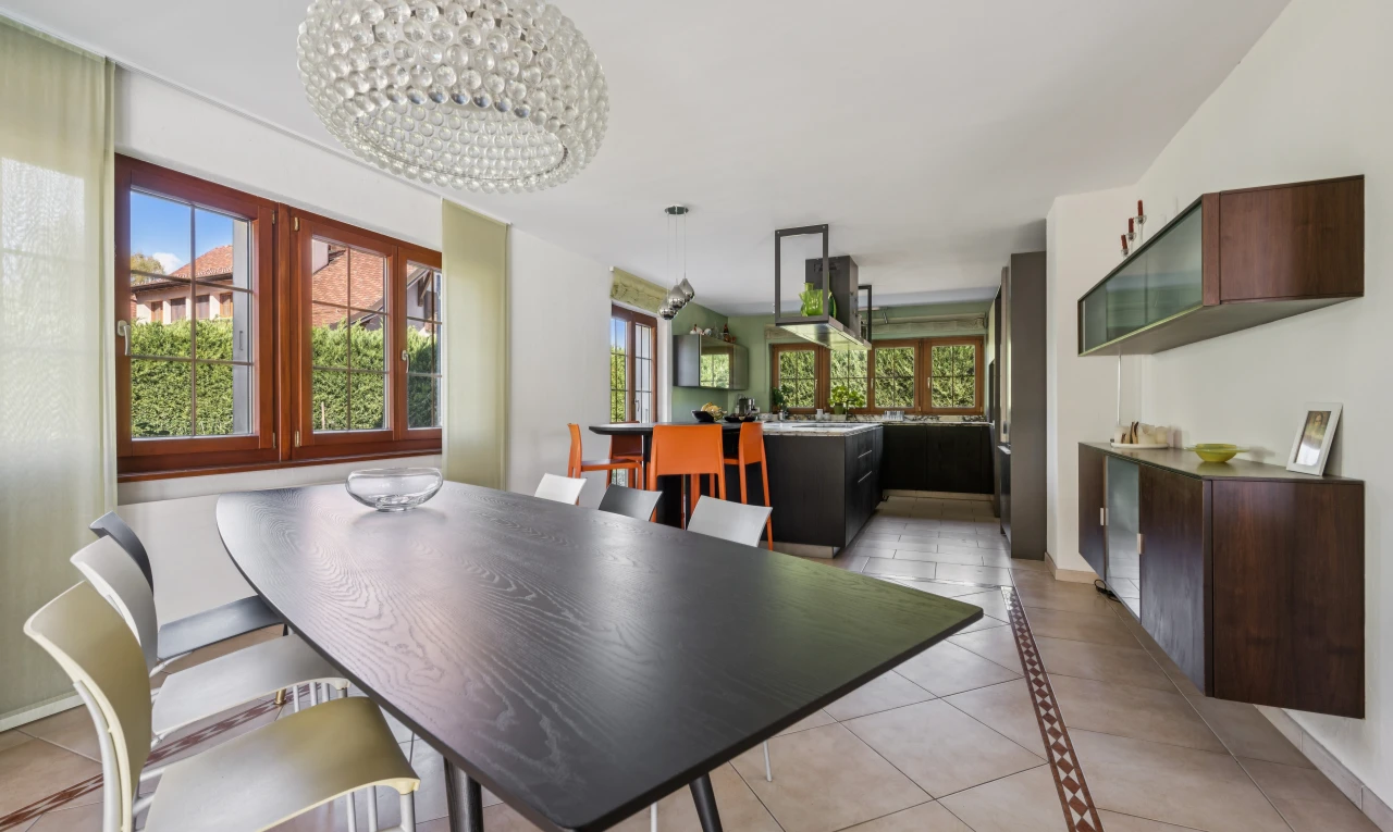 salle à manger avec cloison sèche, drywall, lumière naturelle, sol en carrelage, et tile floor