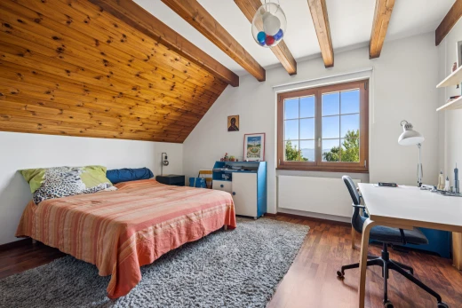 chambre avec espace bureau, day time, pièce supplémentaire, high end ceiling, et plafond à poutres
