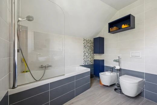 salle de bains avec mur en carrelage, tile wall, salle de bain complète, plafond voûté, et vaulted ceiling