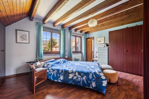 chambre avec placard, high end ceiling, plafond à poutres, beamed ceiling, et cloison sèche