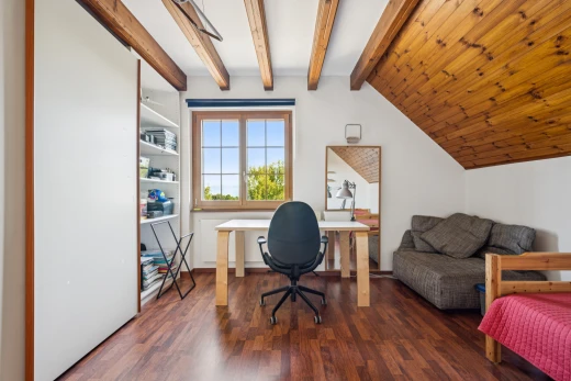 bureau avec day time, high end ceiling, inside property, plafond à poutres, et beamed ceiling