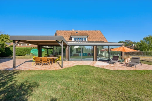 façade avec terrasse, pelouse, day time, from property, et clôture