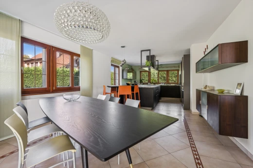salle à manger avec cloison sèche, drywall, lumière naturelle, sol en carrelage, et tile floor