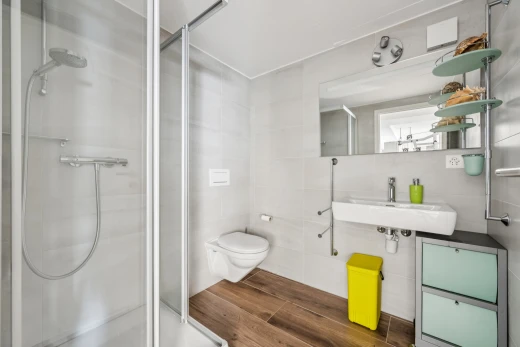 salle de bains avec miroir, salle de bain complète, douche, inside property, et sol en finition bois