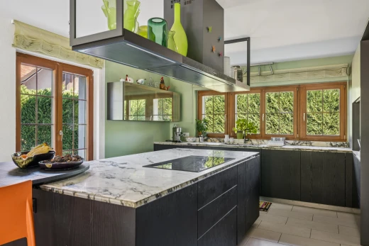 cuisine avec hotte, light countertops, armoires à panneau plat, flat panel cabinets, et light floor