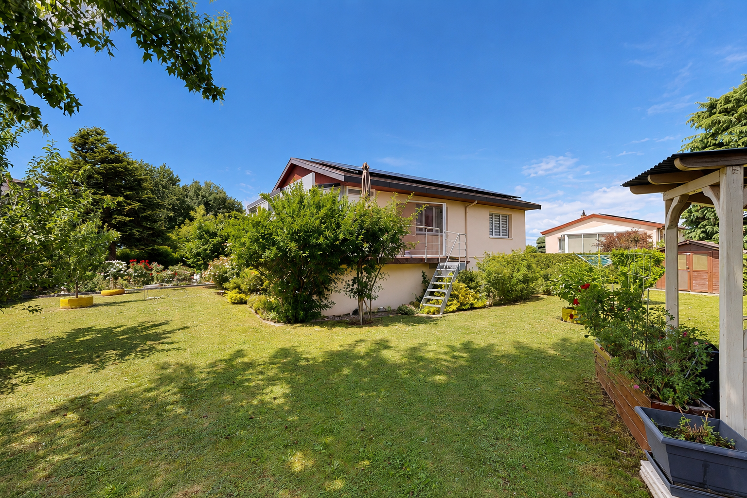 jardin avec pelouse, day time, property visible, et jardin