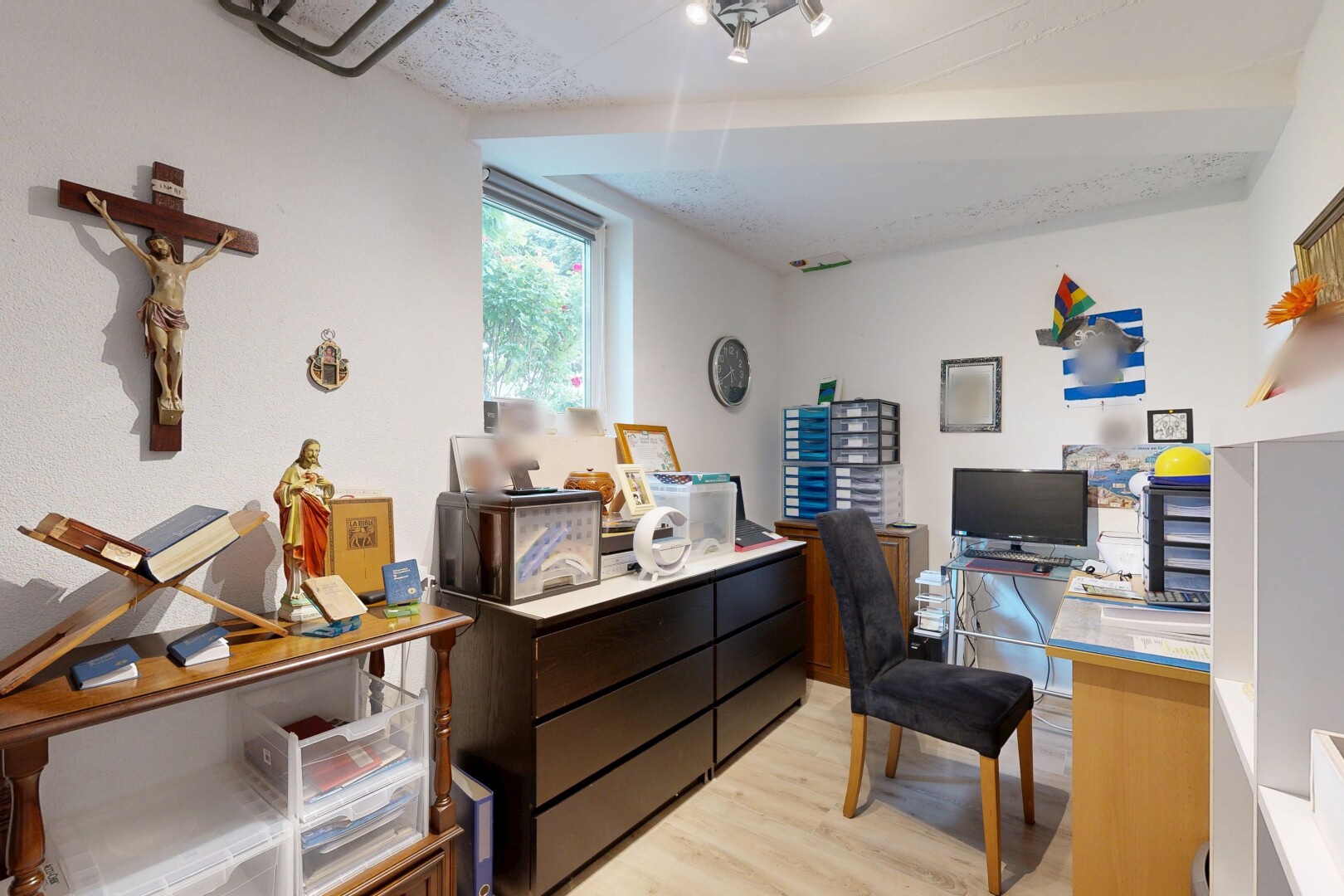 bureau avec espace bureau, sol en finition bois, wood finish floor, cloison sèche, et drywall