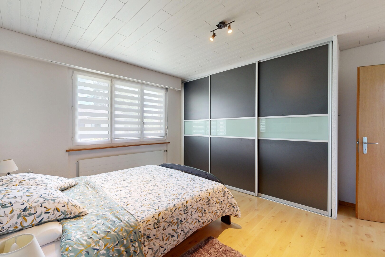 chambre avec inside property, wood finish floor, sol en finition bois, natural light, et lumière naturelle
