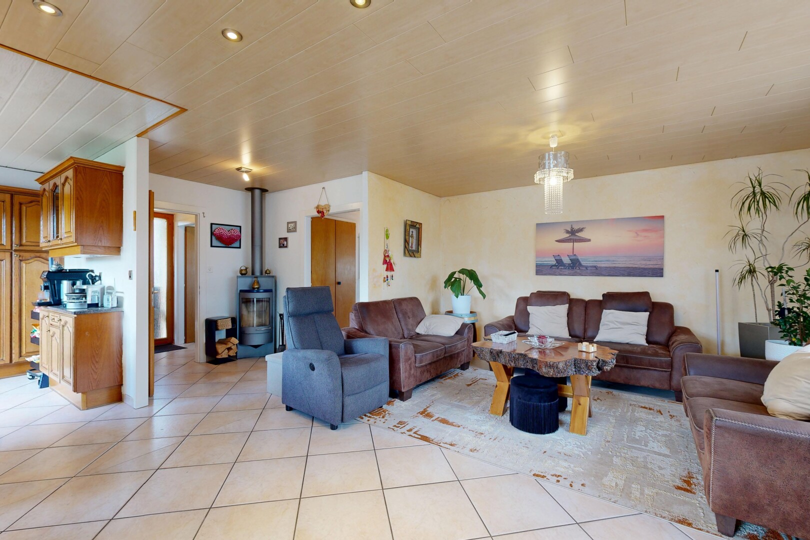 salon avec light floor, inside property, cloison sèche, drywall, et sol en carrelage