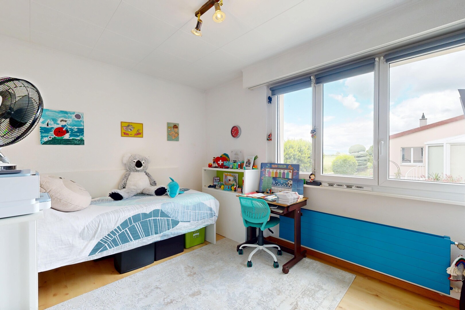 chambre avec drywall, cloison sèche, day time, inside property, et natural light