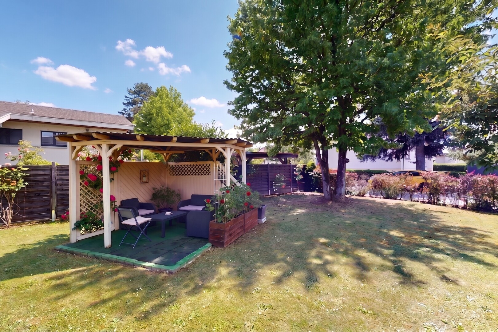 jardin avec pelouse, from property, clôture, day time, et espace de vie extérieur