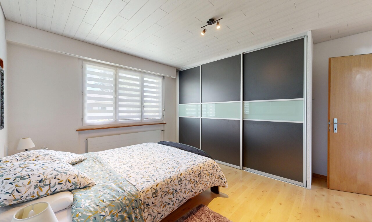 chambre avec inside property, wood finish floor, sol en finition bois, natural light, et lumière naturelle