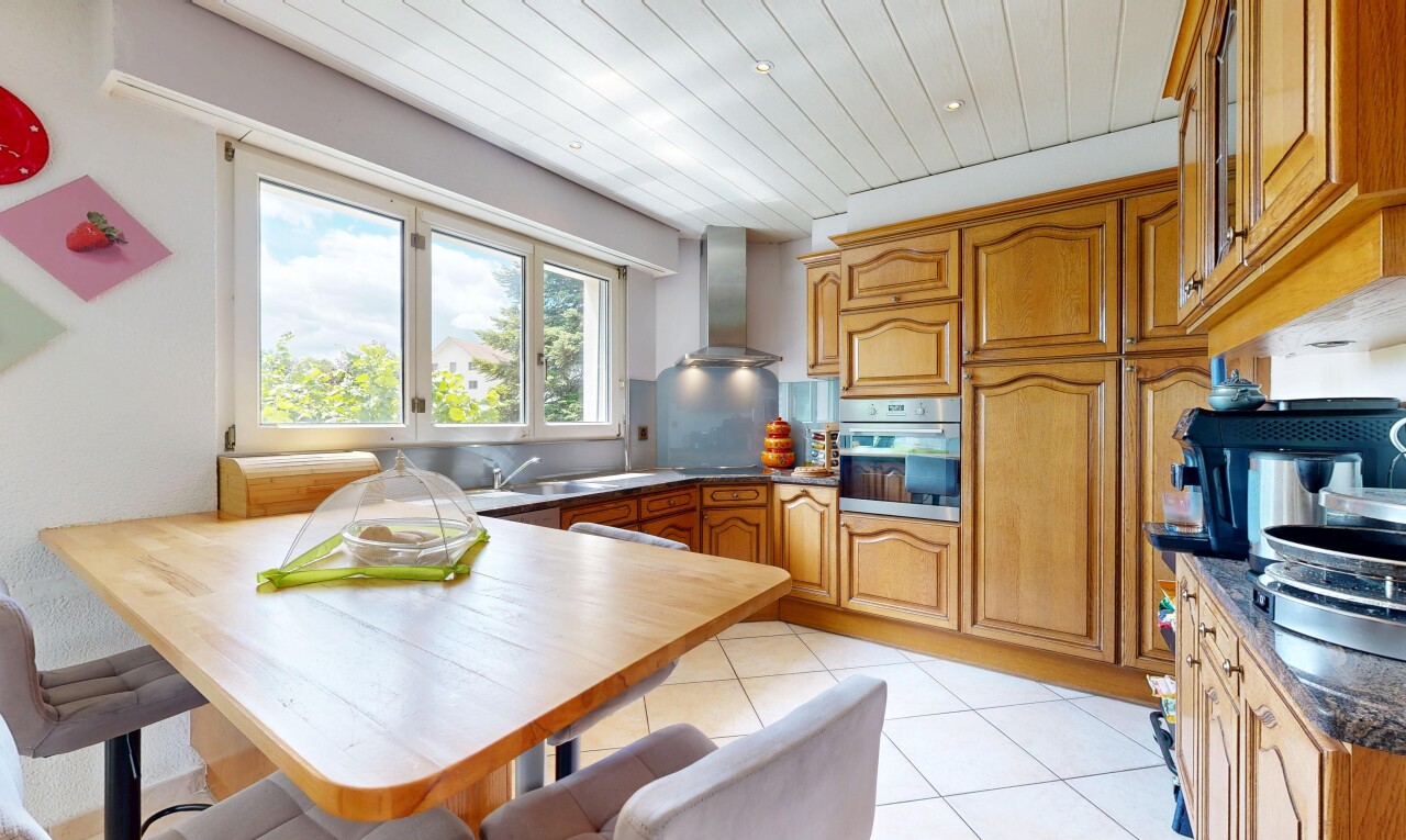 cuisine avec light floor, four, medium brown cabinets, armoires marron moyen, et kitchen peninsula