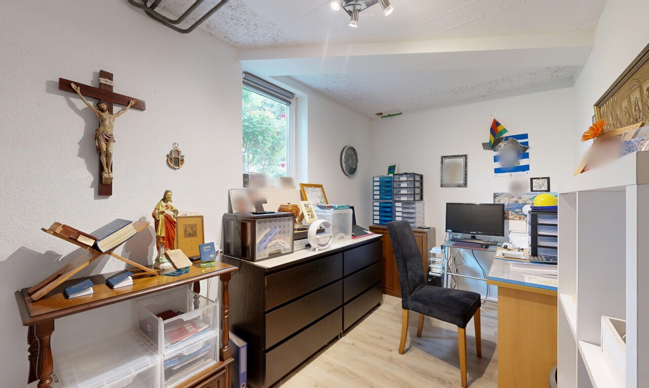 bureau avec espace bureau, sol en finition bois, wood finish floor, cloison sèche, et drywall