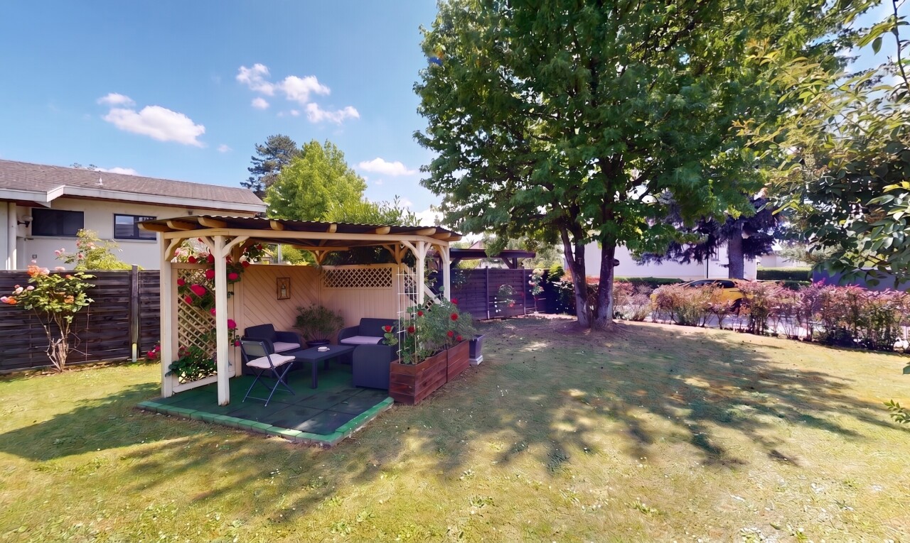 jardin avec pelouse, from property, clôture, day time, et espace de vie extérieur