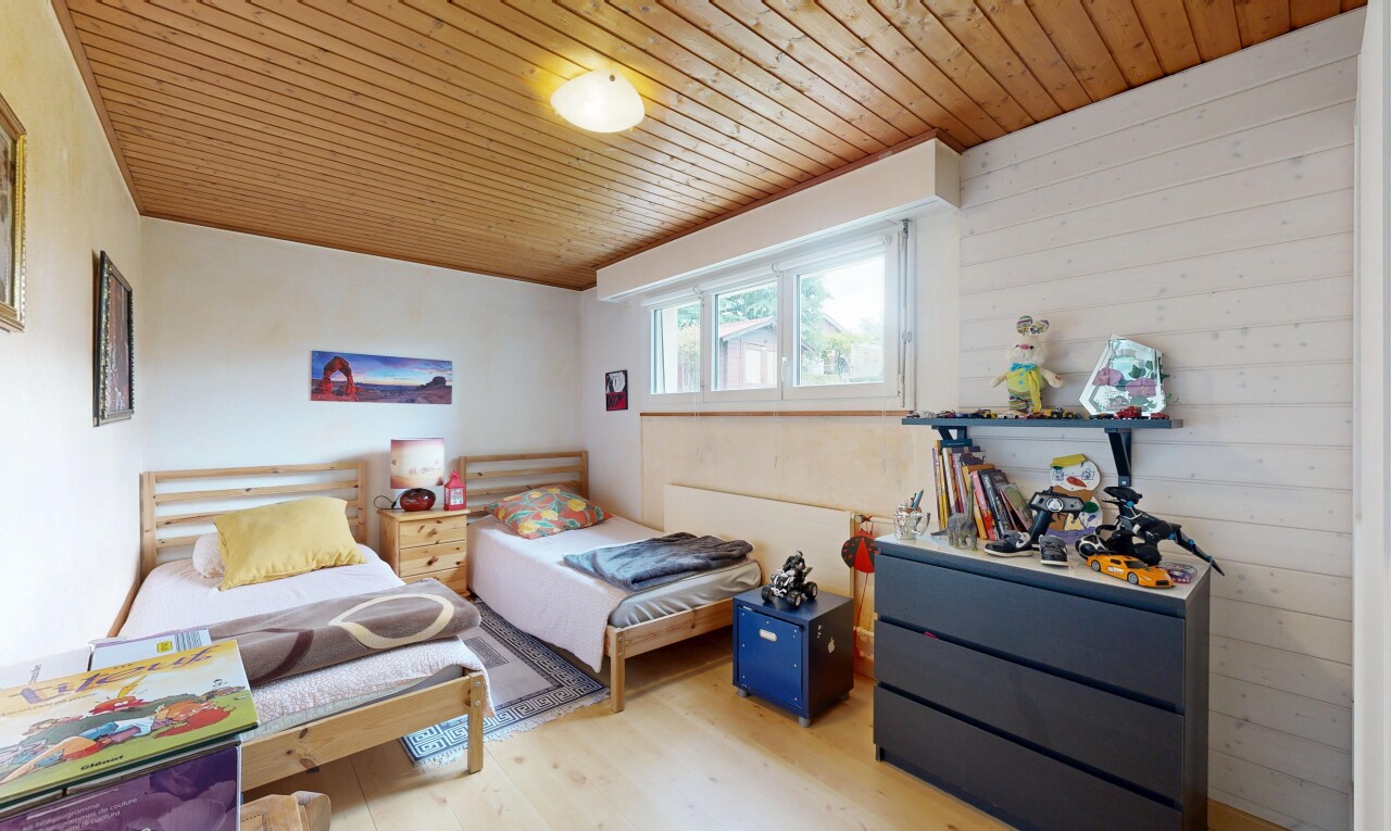 chambre avec natural light, lumière naturelle, wood finish floor, sol en finition bois, et inside property