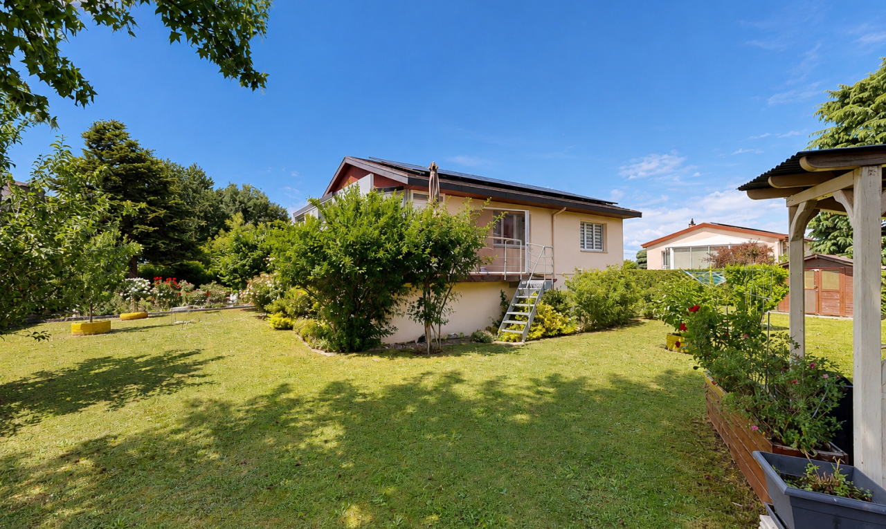 jardin avec pelouse, day time, property visible, et jardin