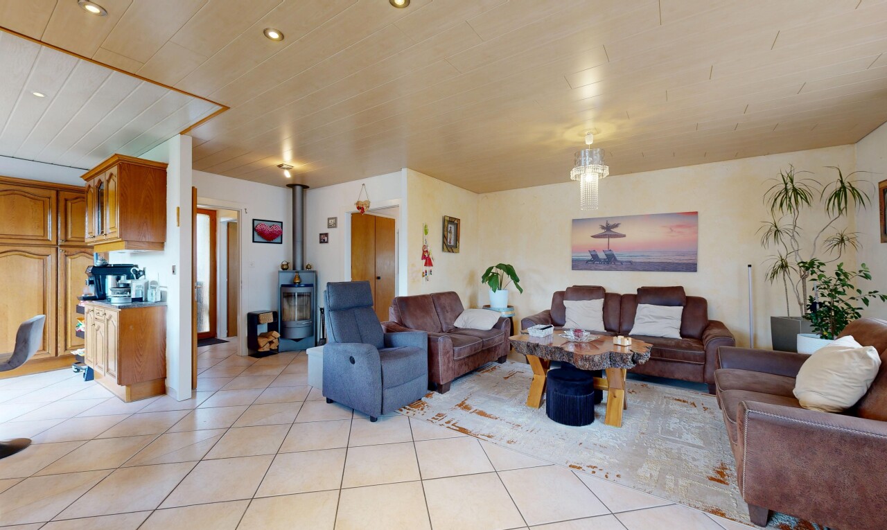 salon avec light floor, inside property, cloison sèche, drywall, et sol en carrelage